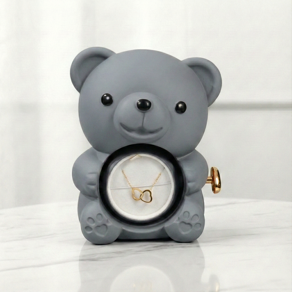 Medvídek s věčnou růží a náhrdelník s vlastními jmény