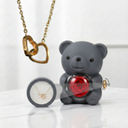 Medvídek s věčnou růží a náhrdelník s vlastními jmény