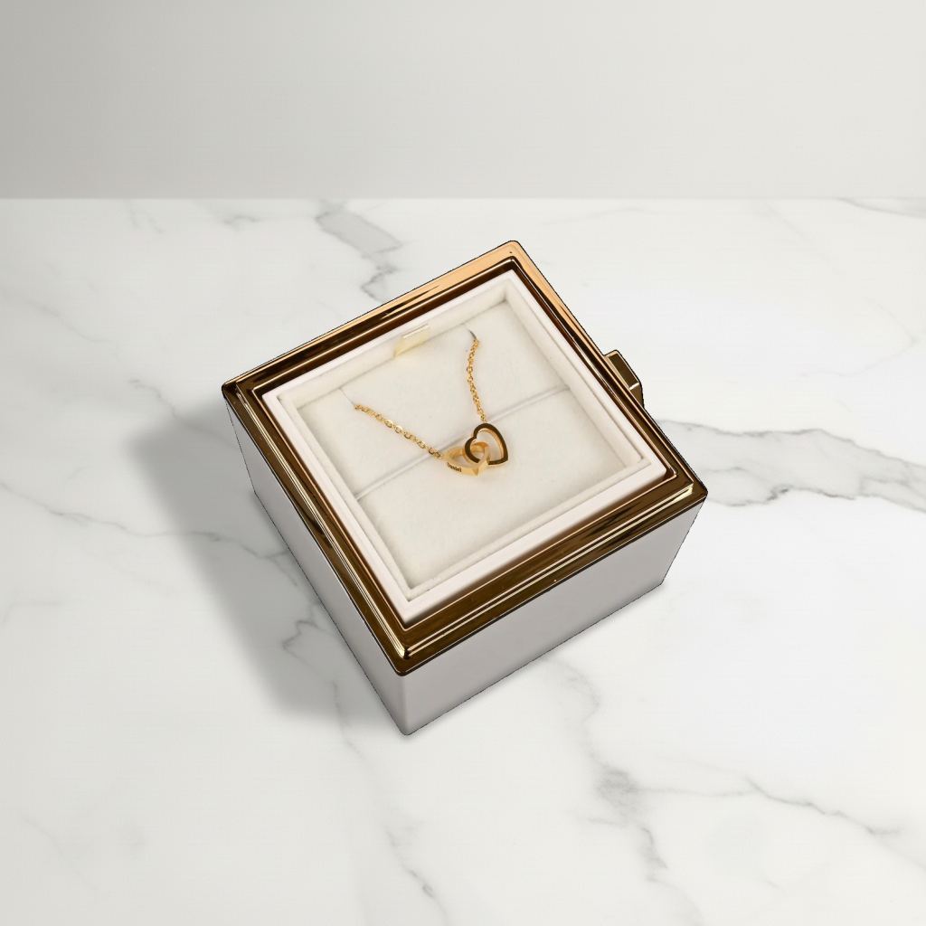 Dárková krabička s věčnou růží a náhrdelník s vlastními jmény